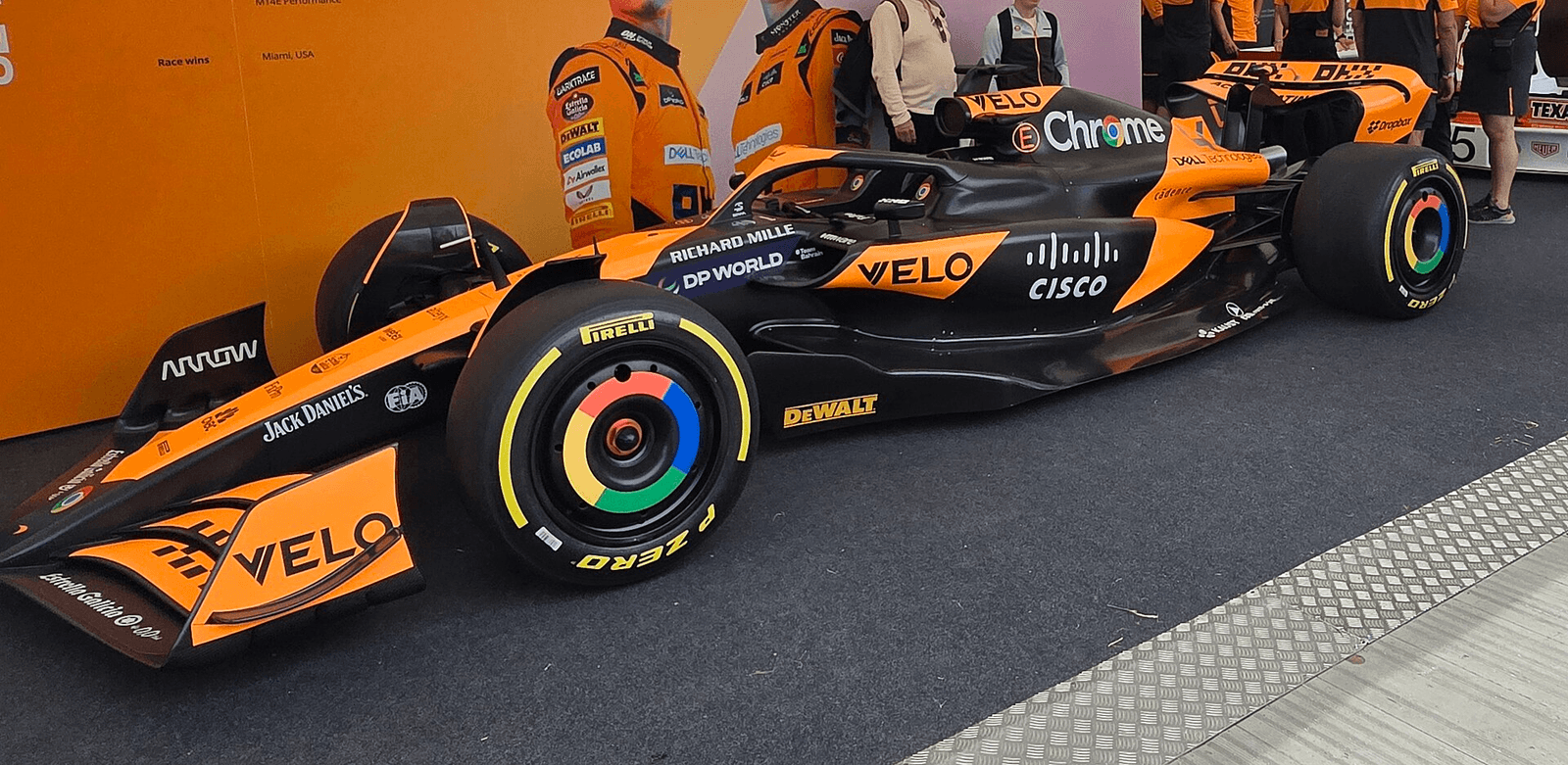 Imagen de Lando Norris en el monoplaza McLaren MCL38 de F1 con licencia libre